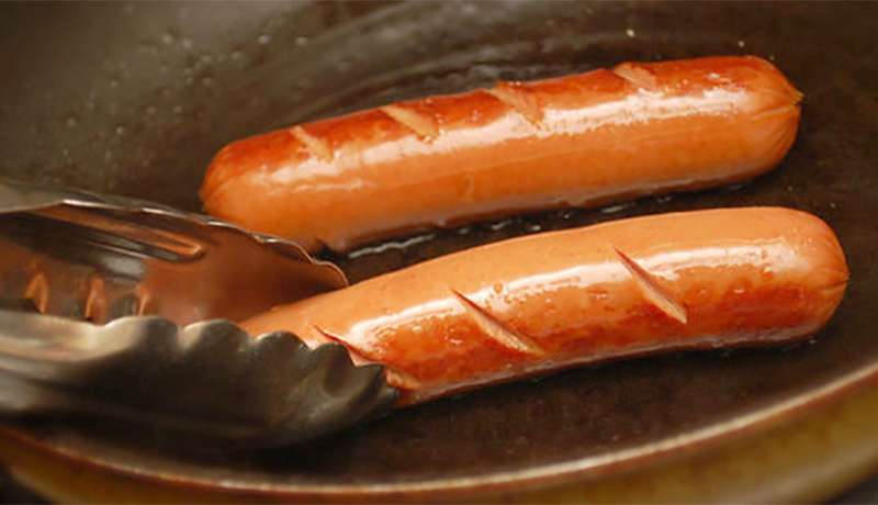 cách chiên xúc xích mà không bị nổ